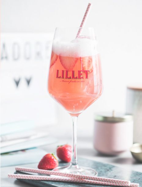 Lillet J’adore Cocktail mit Ananas, Erdbeeren und Prosecco