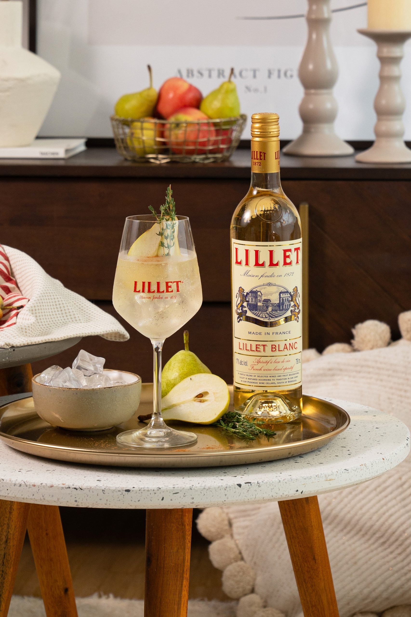 Lillet Winter Fizz: Lillet Blanc met spuitwater, peer en rozemarijn