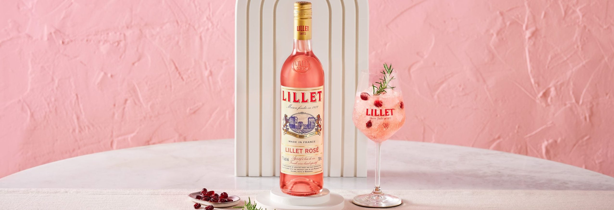 Lillet Winter Berry - Lillet Rosé, Pink Tonic et des baies et un brin de romarin