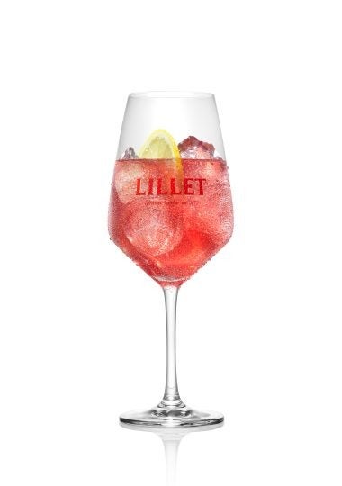 Lillet Rougette Cocktail: Lillet Rouge met Bitter lemon